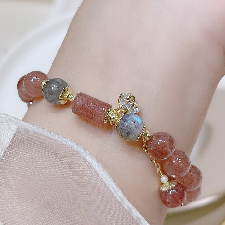 Armband Erdbeerquarz Mondstein Mond – Liebe & Energie am Handgelenk getragen