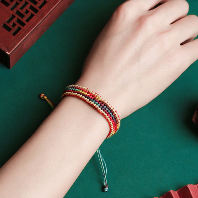 Tibetisches Armband Regenbogen bunt geflochten am Handgelenk getragen Schutz