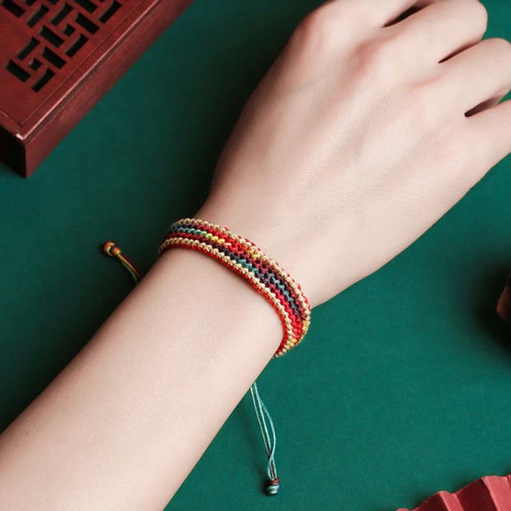 Tibetisches Armband Regenbogen bunt geflochten am Handgelenk getragen Schutz