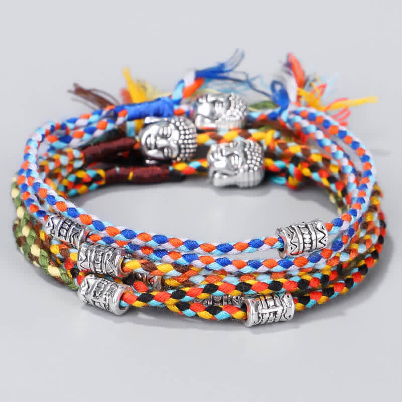 Buntes geflochtenes Armband mit silbernen Buddha Perlen Handgelenk.