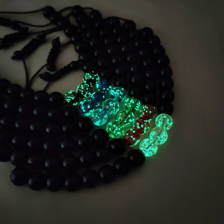 Armband Schwarzer Obsidian – Stärke leuchtend grün im Dunkeln getragen