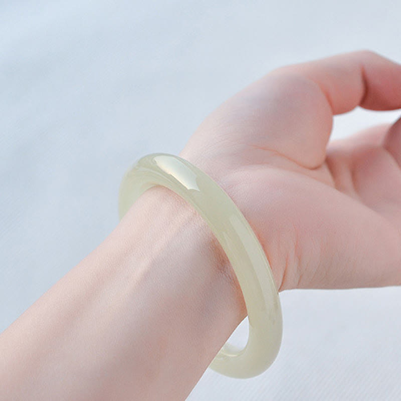 Jade Armband Fülle am Handgelenk getragen helles Grün elastisch Naturstein
