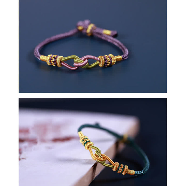 Geflochtes Armband mit goldenem Knoten elastisch am Handgelenk getragen