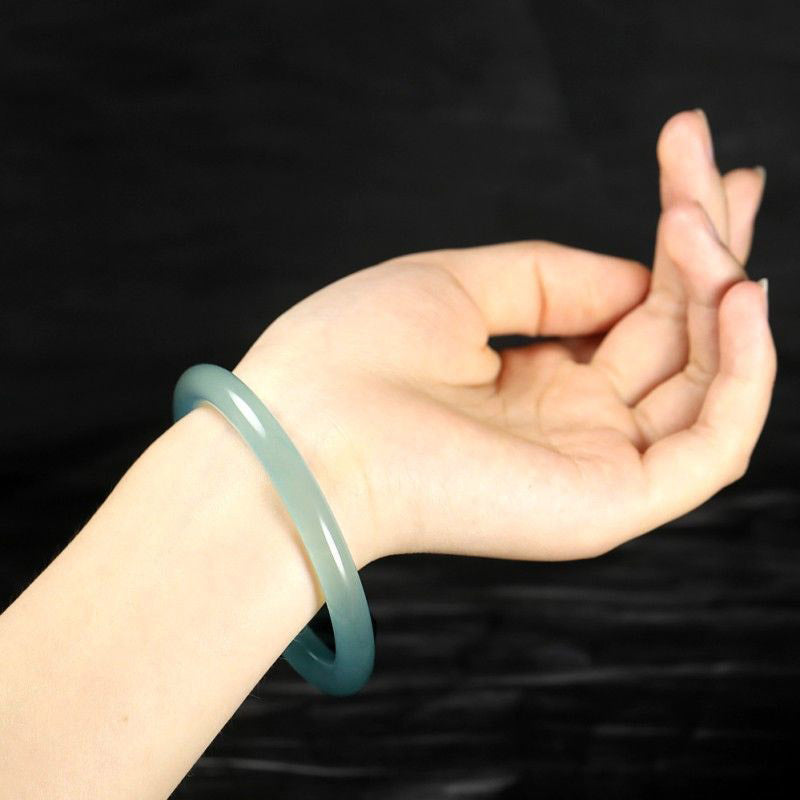 Jade Armband grüner Stein elastisch am Handgelenk getragen Heilung Segen