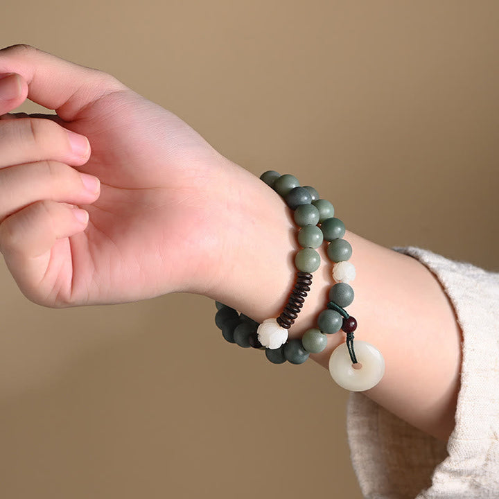 Armband Bodhi Jade Lotus – Frieden am Handgelenk getragen grüne Natursteine