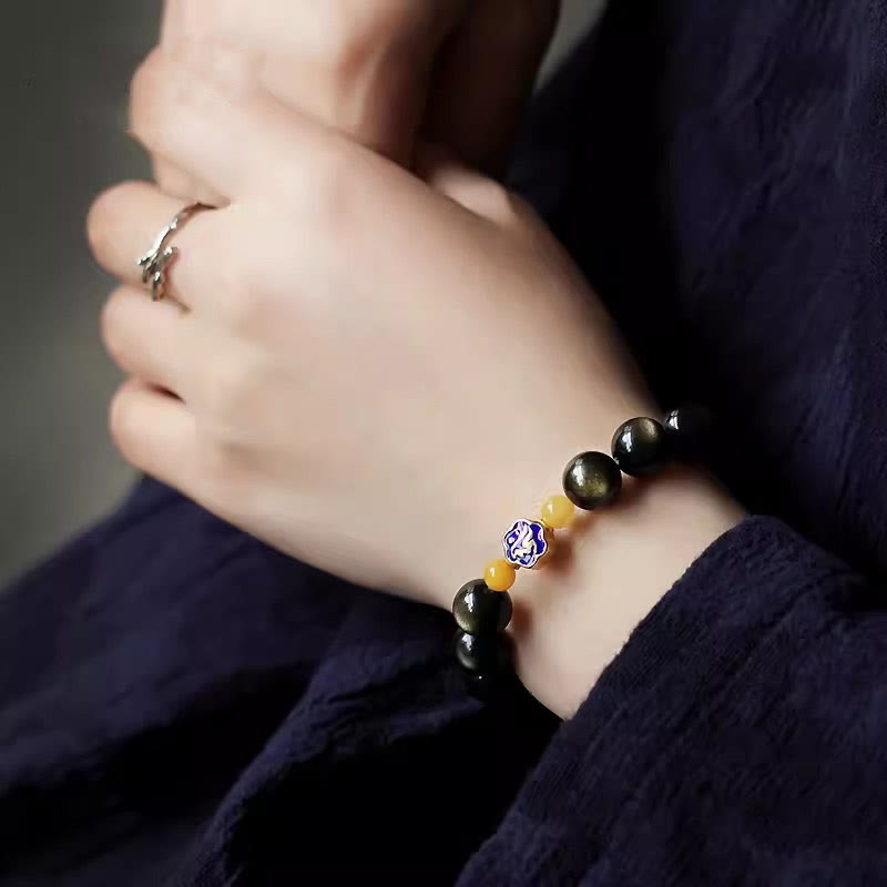 Obsidian Armband 925 Silber mit chinesischem Tierkreis Amulett getragen