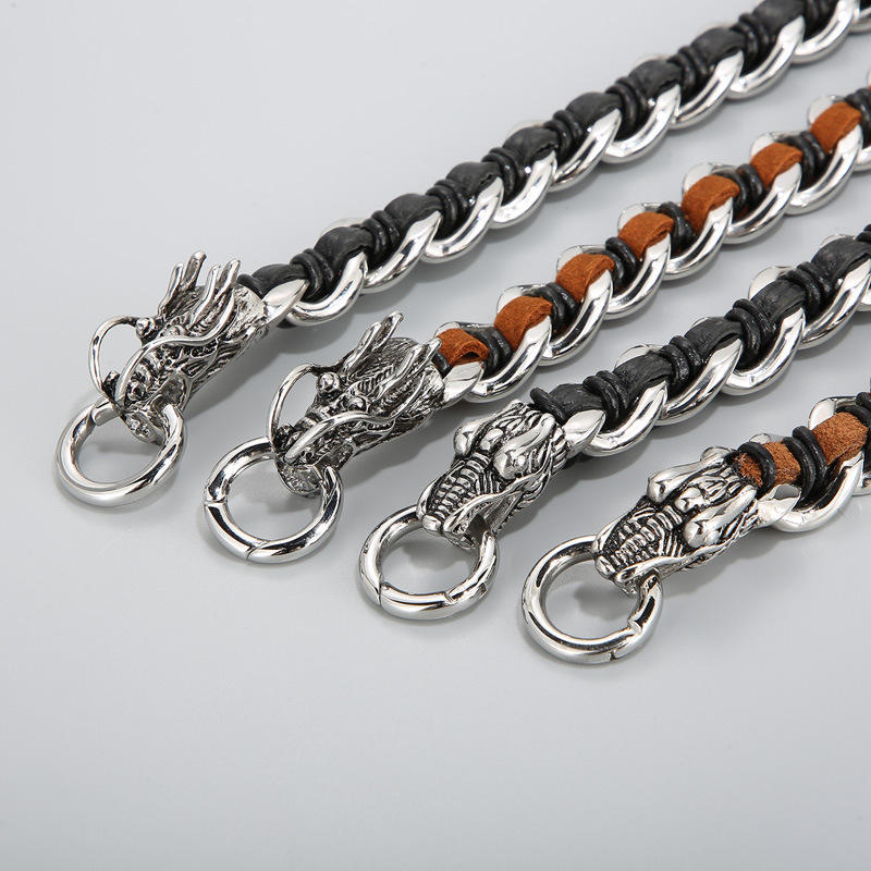 Vier Drachen Armbänder mit Silberverschlüssen und Lederdetails angeordnet.