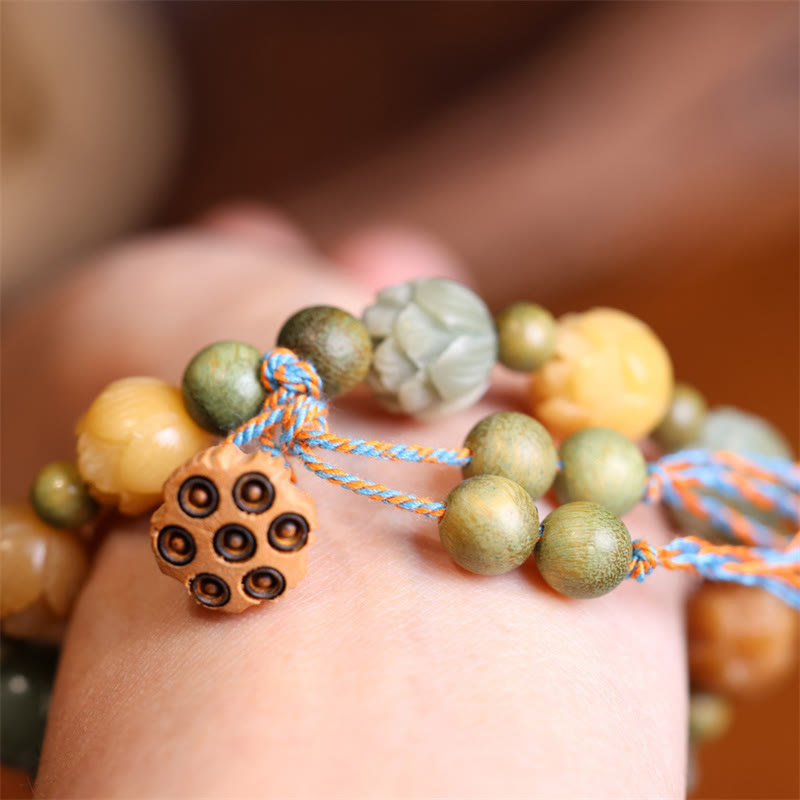 Armband Sandelholz Bodhi Lotus – Harmonie am Handgelenk getragen natürliche Perlen