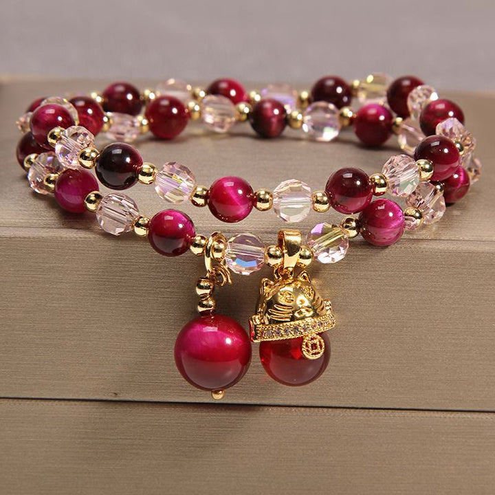 Rotes Pixiu Armband mit Tigerauge Perlen Gold Charm elegant Flatlays