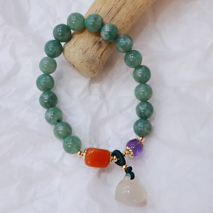 Armband mit grüner Jade, Amethyst und rotem Karneol Anhänger elegant.