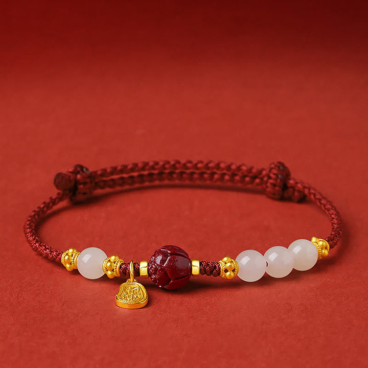 Armband Weiße Jade Zinnober Lotus Glück auf rotem Hintergrund