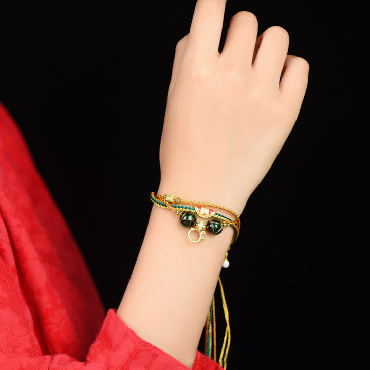 Grünes Jade Armband mit Pixiu Charme am Handgelenk getragen elegant