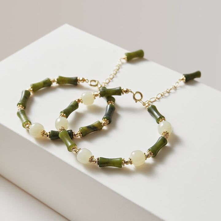 Armband Bambus – Grüne Bambusröhren mit cremefarbenen Perlen elegant kombiniert.