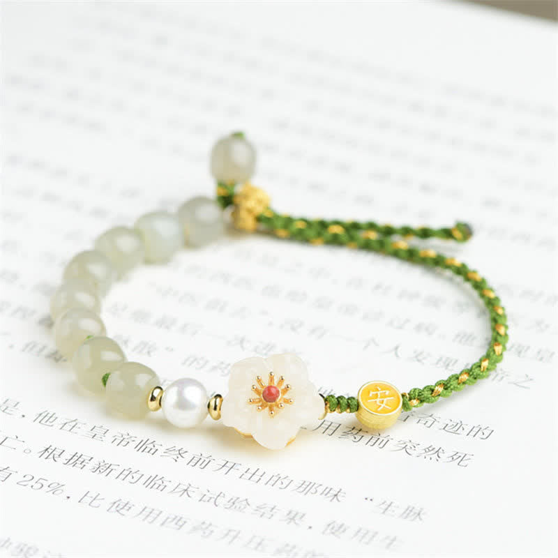 Jade Armband mit Pfirsichblüte Charm auf chinesischem Text Hintergrund