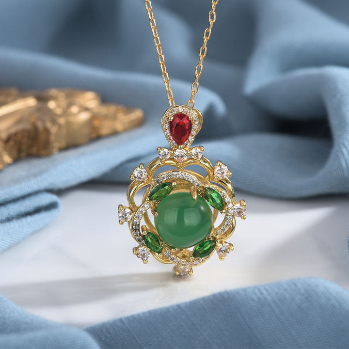 Jade Kette mit grünem Anhänger, Rubin und Kristallen – Glück