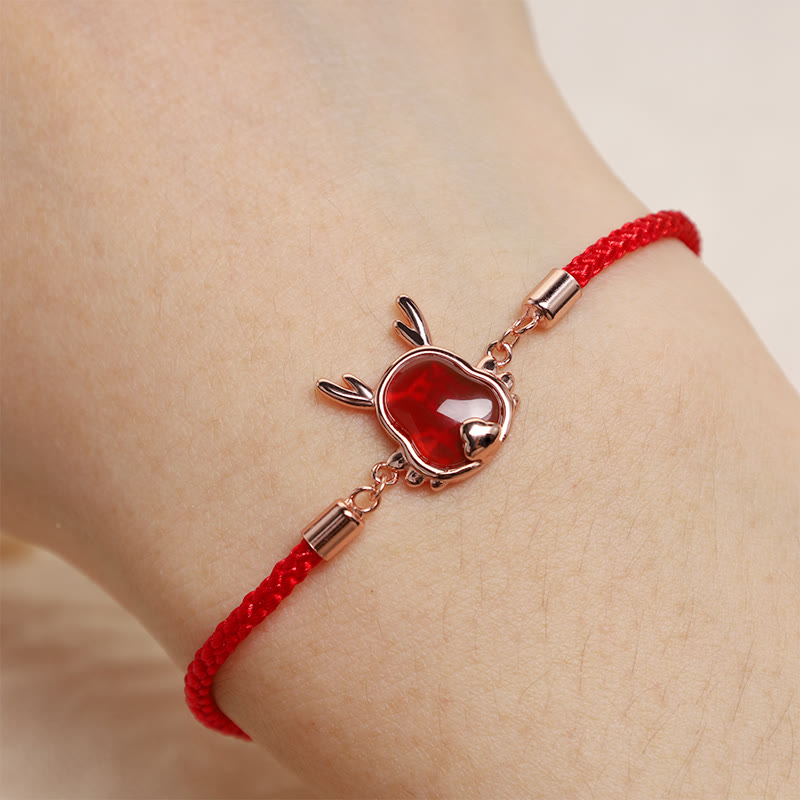 Rotes Achat Armband mit Fu-Zeichen Charm am Handgelenk getragen elegant