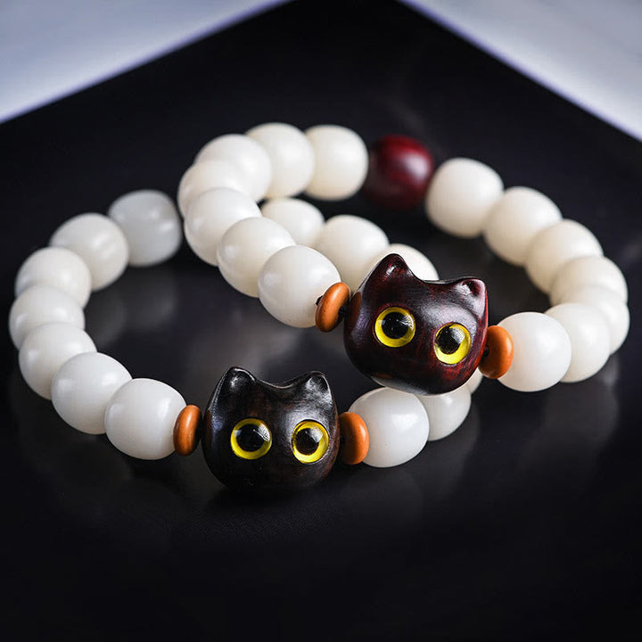Armband Sandelholz Bodhi Katze – Glück mit weißen Perlen elastisch