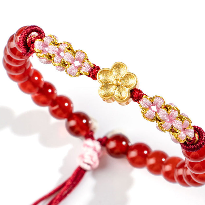 Rotes Achat Armband mit goldenen Blüten Perlen elastisch getragen