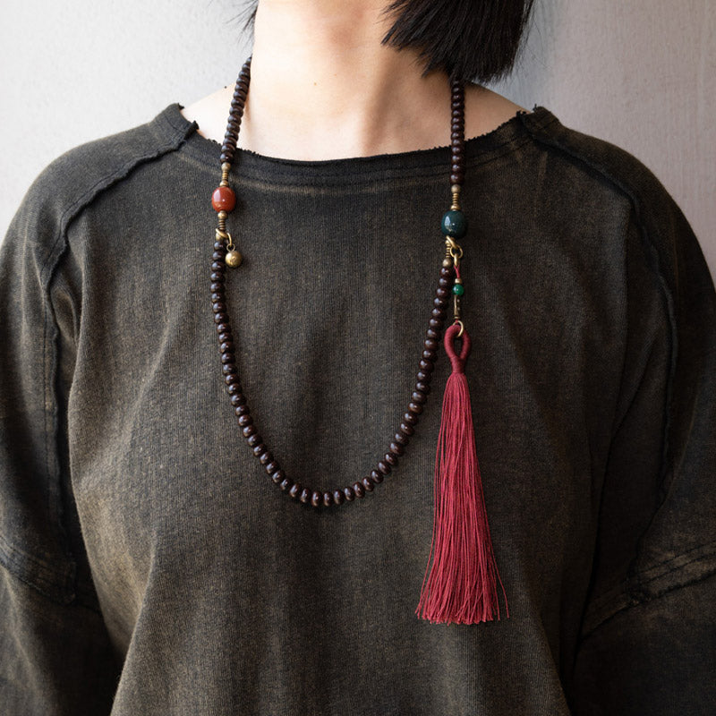 Mala 108 Perlen Bodhi – Stärke Halskette mit rosa Quaste getragen