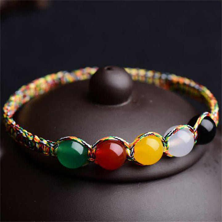 Armband Achat Fünf Elemente mit buntem Seil elastisch getragen