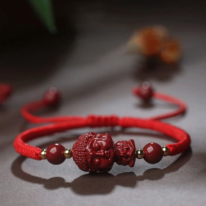 Rotes Armband mit Zinnober Perlen und chinesischen Tierkreis Anhängern elastisch.