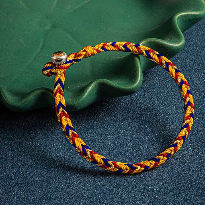 Mehrfarbiges Armband mit geflochtener Schnur, Schutz Glück Armband Nahaufnahme.