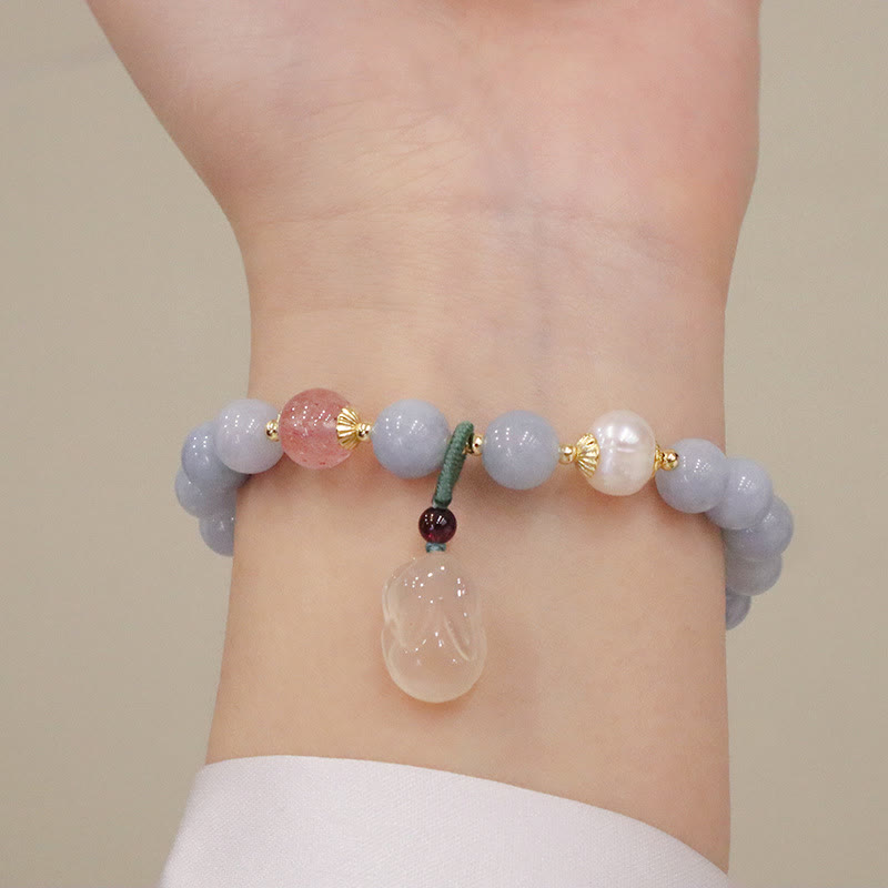 Armband Aquamarin Katze elegantes Perlen Design Handgelenk getragen
