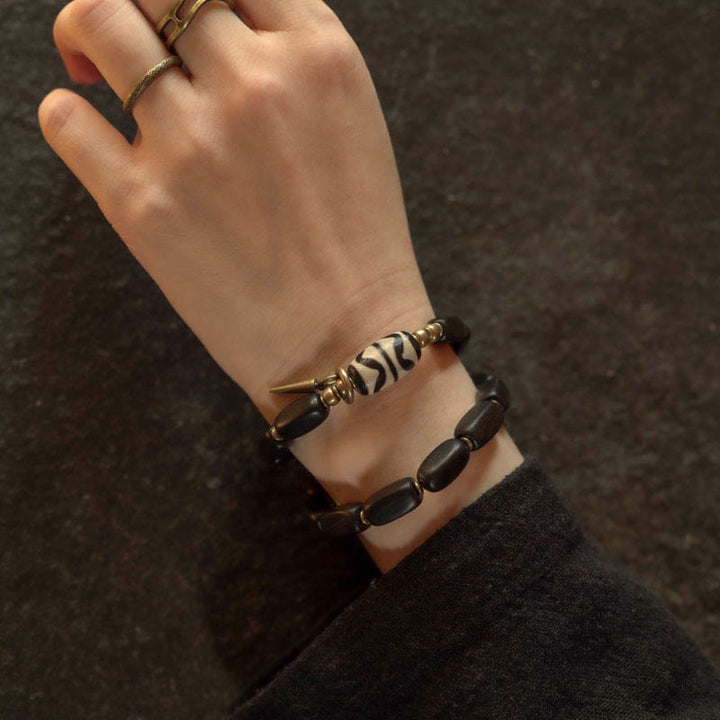 Armband Kupfer Ebenholz Balance mit Zebra Perle elegant getragen