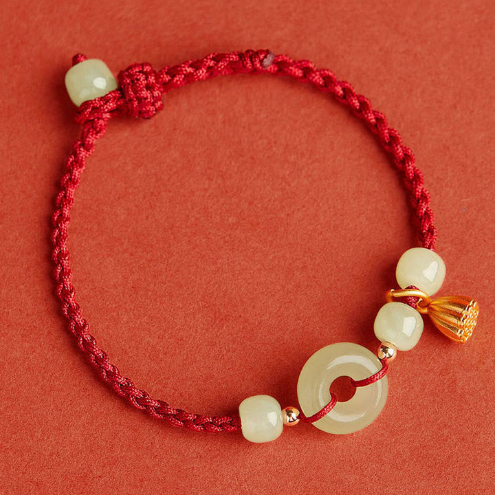 Rotes Armband Jade Lotus mit weißen Perlen Flachaufnahme Wohlstand Frieden