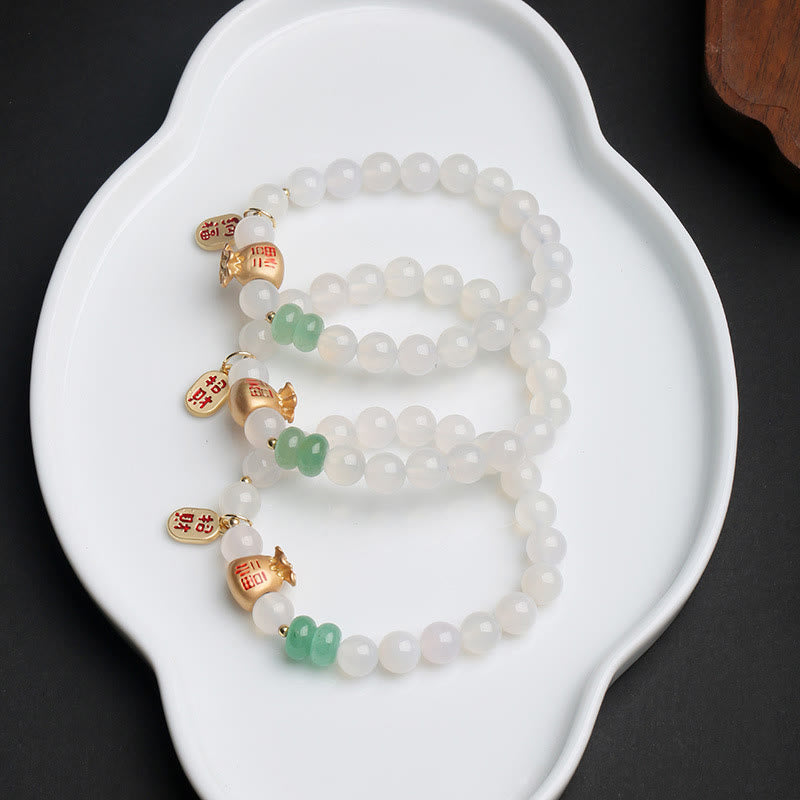 Weiß Jade Armband mit grünen Fu-Zeichen Charms elegant präsentiert.