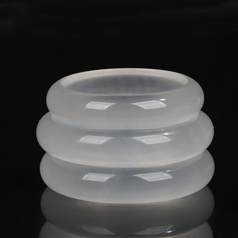 Transparente Jade Armbänder gestapelt minimalistisches Design Naturstein.