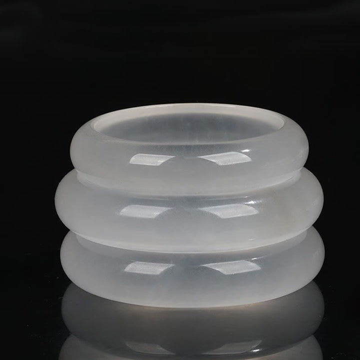 Transparente Jade Armbänder gestapelt minimalistisches Design Naturstein.