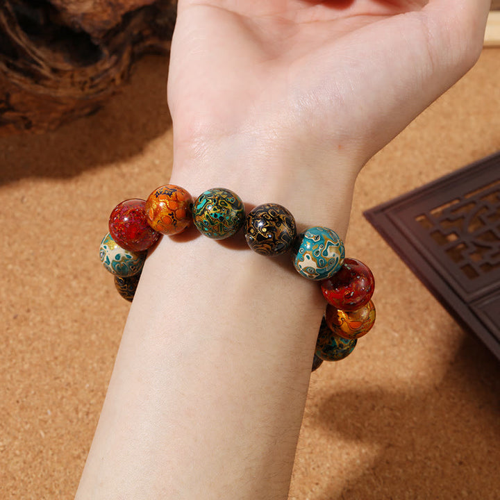 Buntes Lacquer Perlen Armband am Handgelenk mit elastischem Band getragen