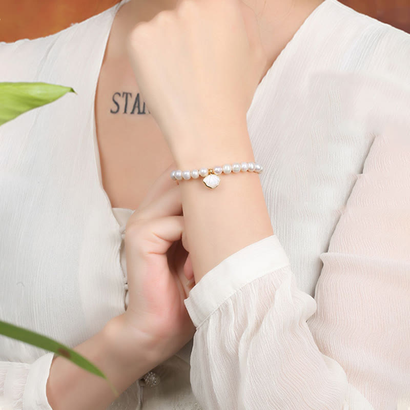 Armband Kristall Perle weiß elegant am Handgelenk getragen Charm