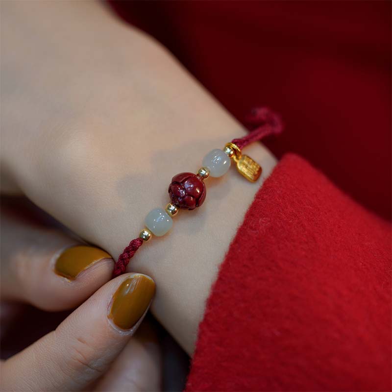 Armband Zinnober Jade Lotus Ruhe am Handgelenk elegant getragen
