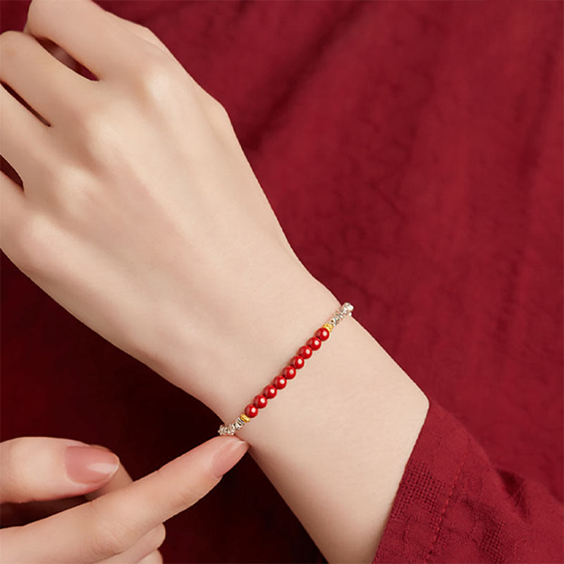 Rotes Armband mit Perlen und Silber am Handgelenk getragen elegant