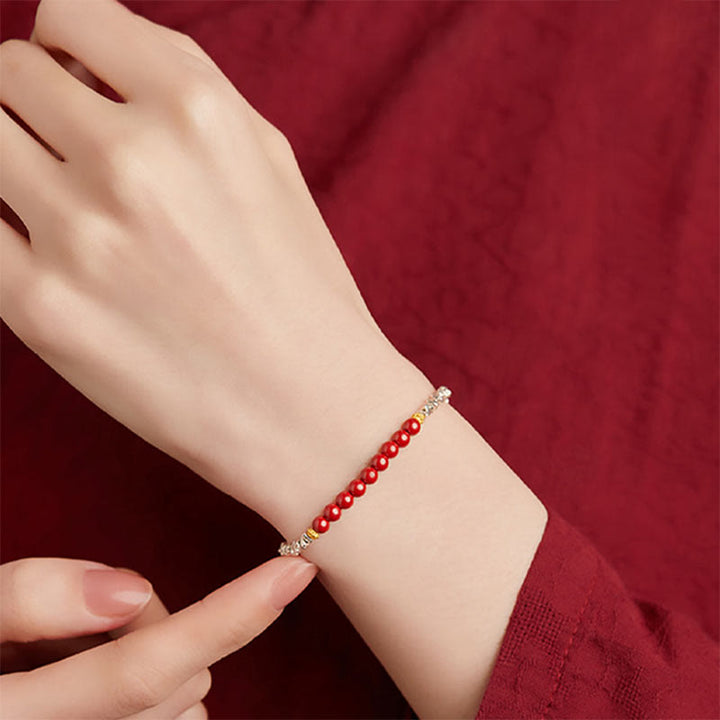 Rotes Armband mit Perlen und Silber am Handgelenk getragen elegant