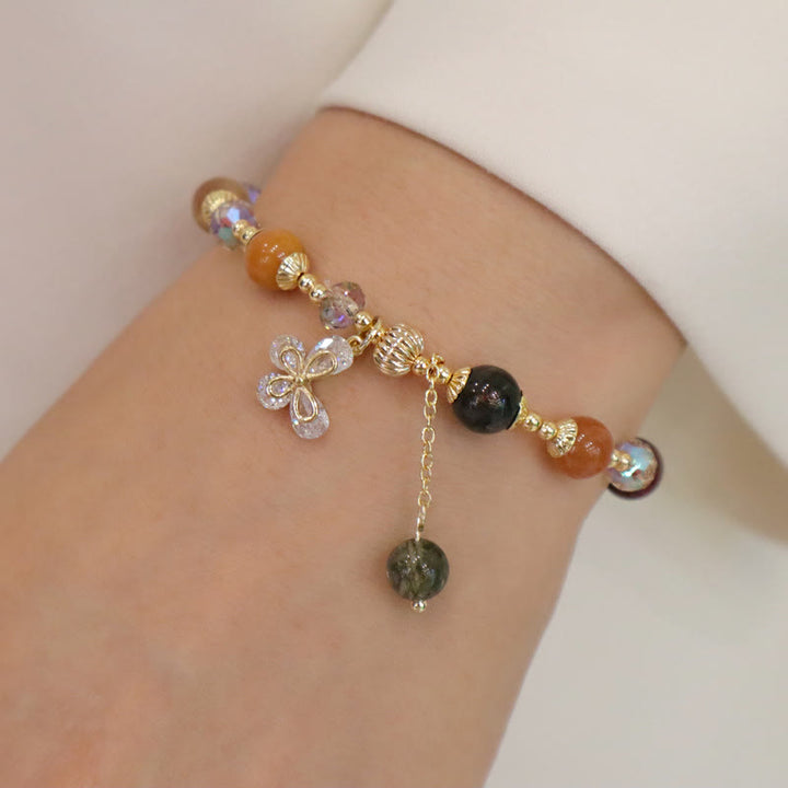 Armband Kristall Schmetterling – Wohlstand mit bunten Perlen elegant getragen