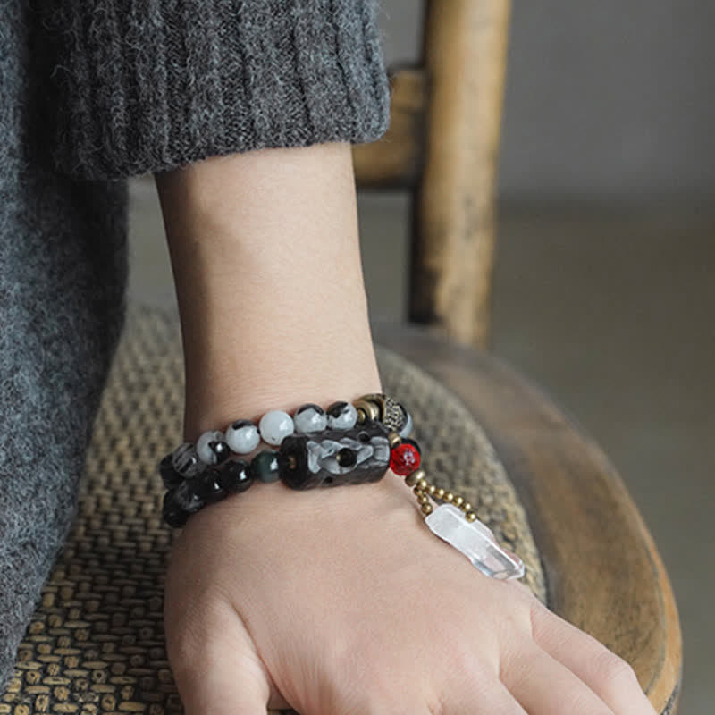 Armband Weißer Kristall Ebenholz Paar am Handgelenk getragen elegant