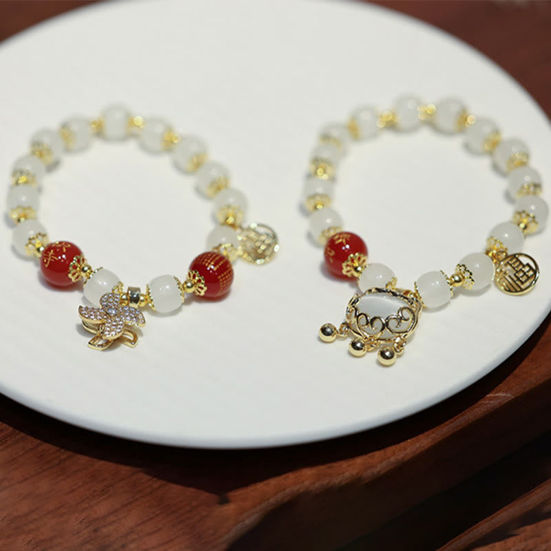 Armband Fu-Zeichen Segen mit weißen Perlen und roten Akzenten elegant.