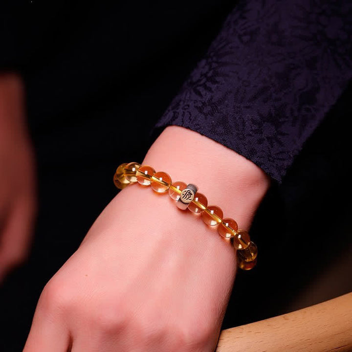 Citrin Armband mit silbernem Verschluss am Handgelenk getragen