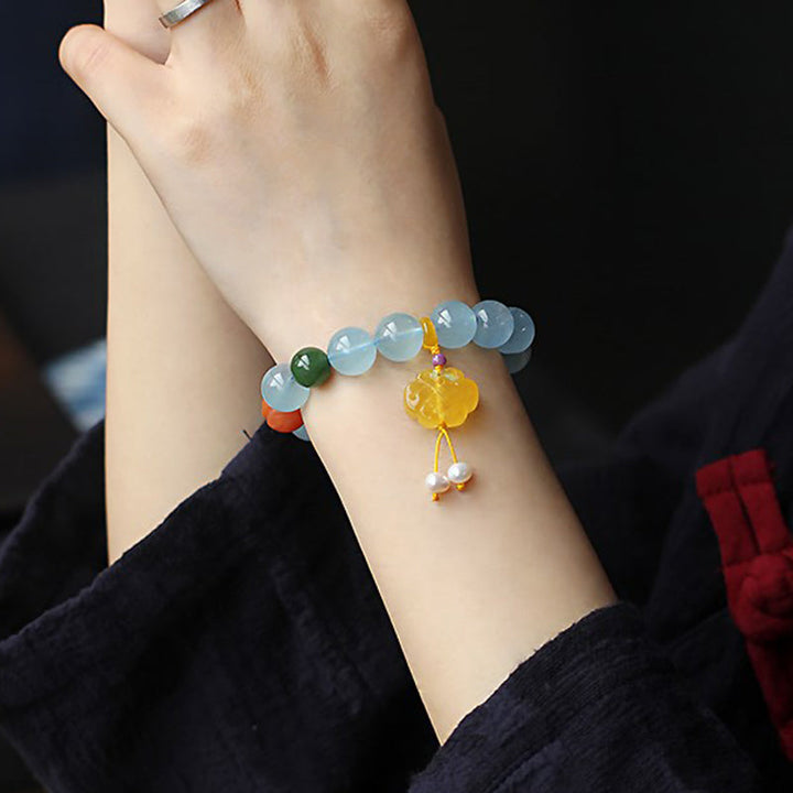 Armband Aquamarin – Frieden mit gelber Citrin Anhänger am Handgelenk