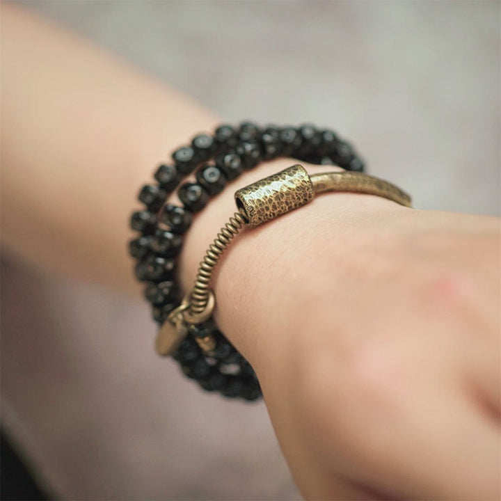 Kupfer Retro Coconut Armband Glück am Handgelenk mit schwarzen Perlen getragen