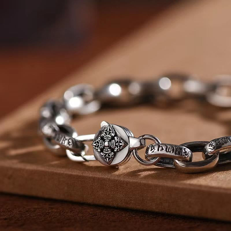 Silbernes Armband Kupfer Om Mani Padme Hum auf Holz Nahaufnahme