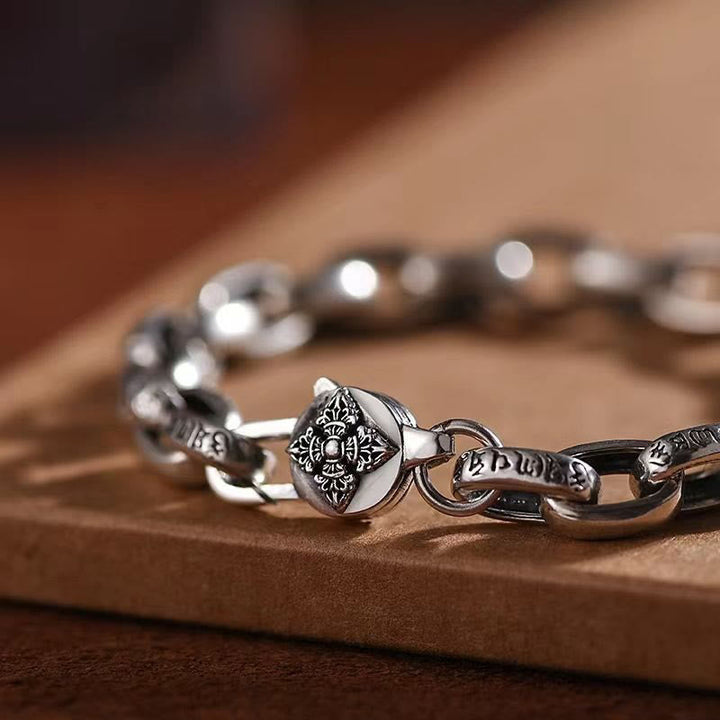 Silbernes Armband Kupfer Om Mani Padme Hum auf Holz Nahaufnahme