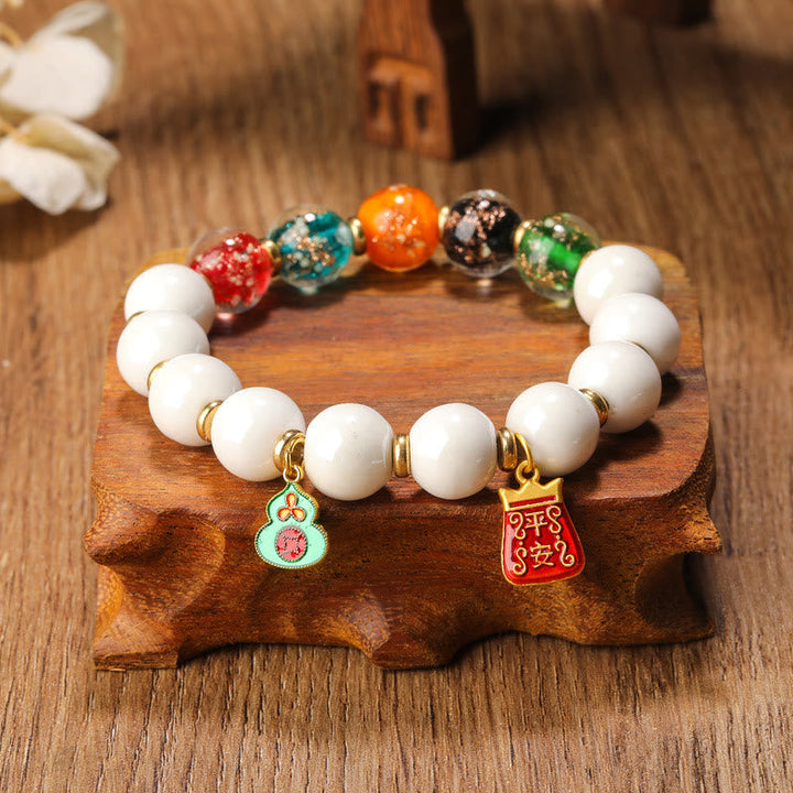 Weißes Perlen Armband mit bunten Anhängern Kupfer Frieden.