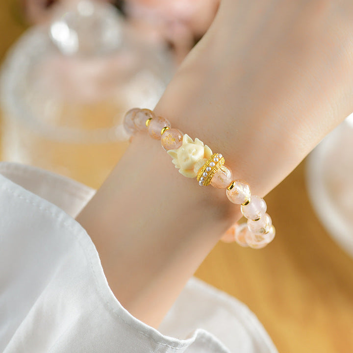 Armband Lotus – Glück mit Citrin Perlen und goldfarbenen Elementen elegant getragen.