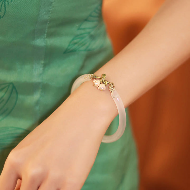 Jade Armband – Stärke & Glück mit goldenen Charms am Handgelenk
