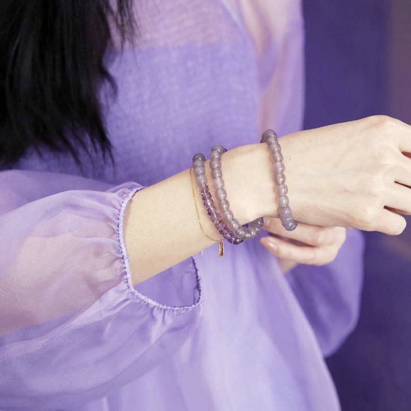Amethyst Kristall Armband am Handgelenk getragen lila Heilstein elegant.