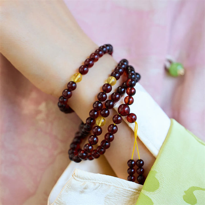 Mala 108 Perlen Amber Energie Armband am Handgelenk braun golden